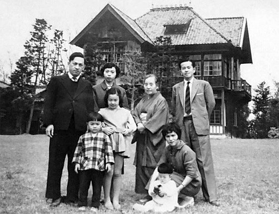Kauzo Ishiguro na rodinnej fotografii